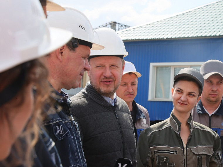 Виктор Томенко Обсудил сегодня с руководством и сотрудниками «Алтайлесмаша» планы по развитию предприятия.. Виктор Томенко Обсудил сегодня с руководством и сотрудниками «Алтайлесмаша» планы по развитию предприятия..